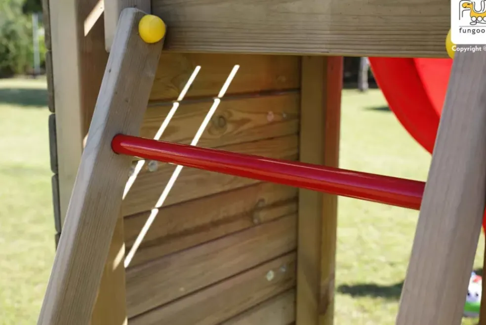Aire de jeux Carol1 avec toboggan bleu et mur d'escalade de Fungoo