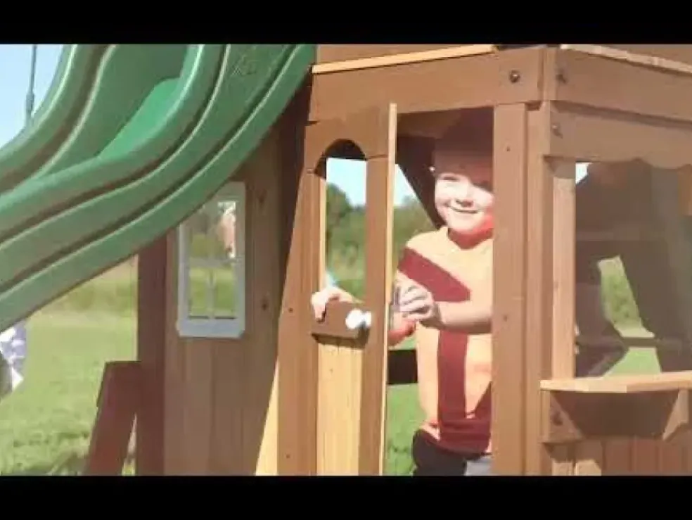 Aire de jeux en bois avec balançoires et toboggan Lakewoodde Backyard