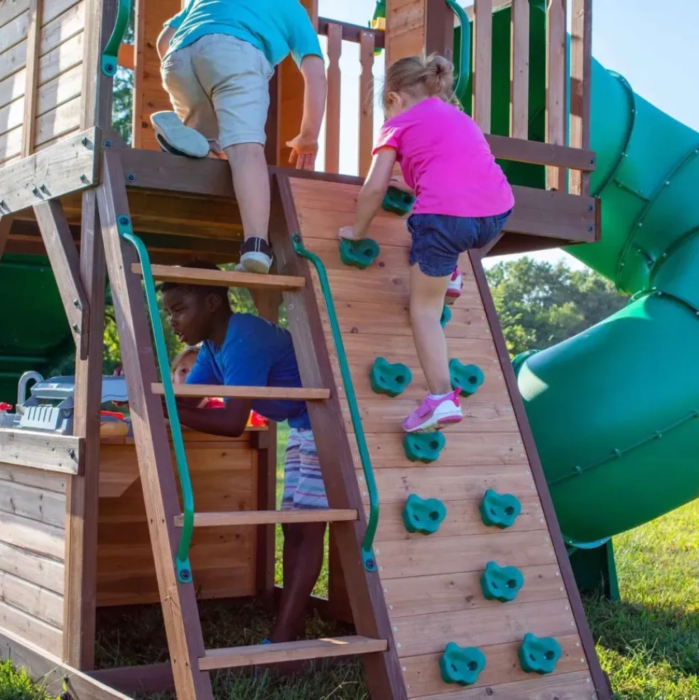 Aire de jeux en bois avec toboggan droit et tubulaire Cedar Cove Backyard