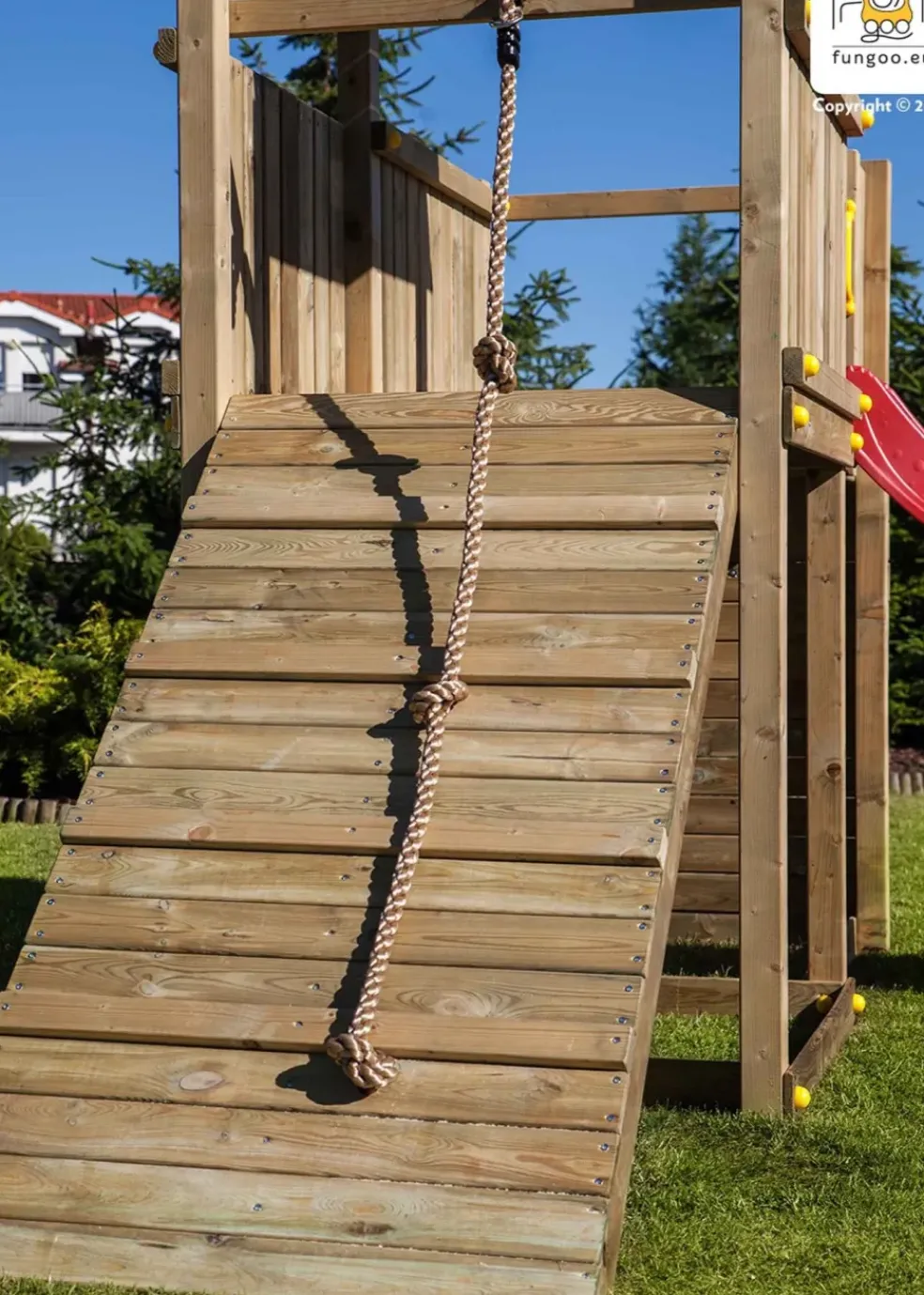 Aire de jeux en bois Carol3 avec toboggan et 1 balançoire de Fungoo