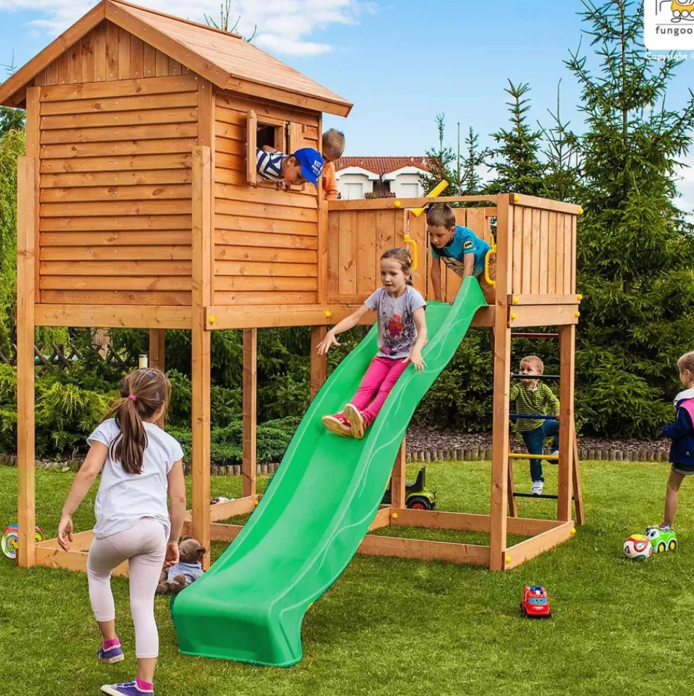 Aire de jeux Myside avec toboggan, cabane et terrasse de chez Fungoo