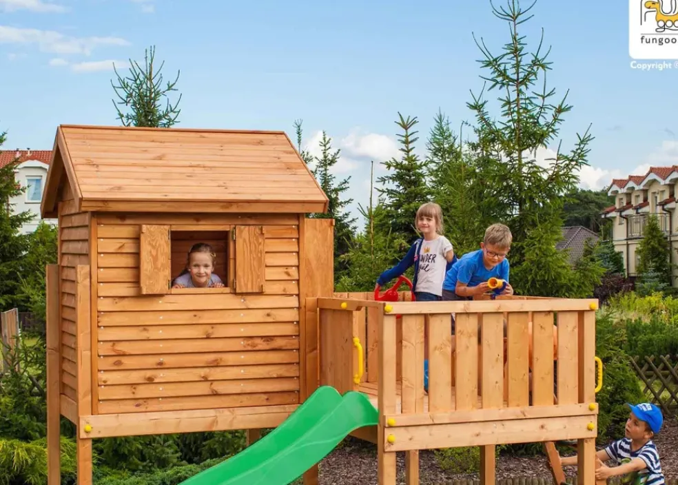 Aire de jeux Myside avec toboggan, cabane et terrasse de chez Fungoo