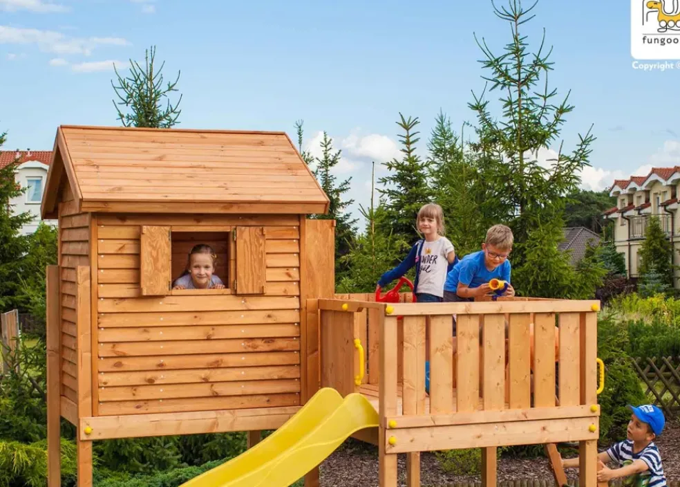 Grande aire de jeux Sized Plaza multiactivités en bois de chez Fungoo