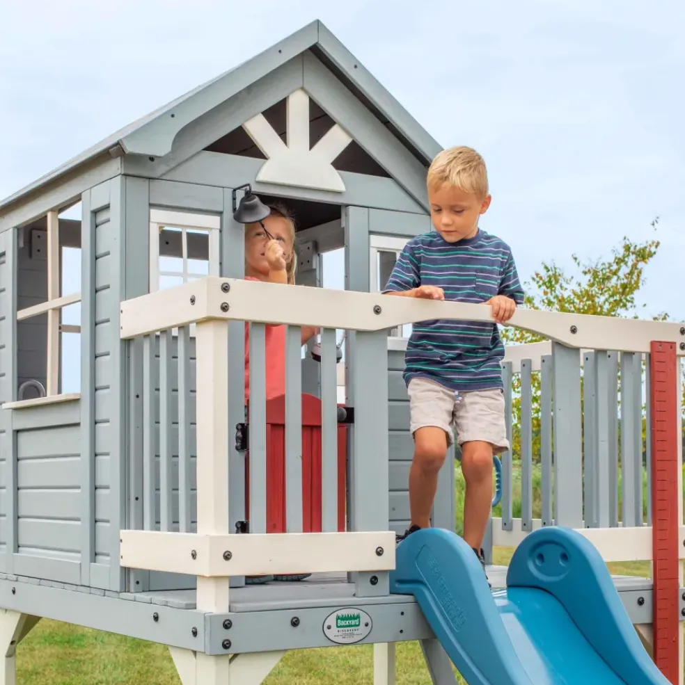 Maisonnette bleue sur pilotis avec toboggan Beacon Heights Backyard Discovery