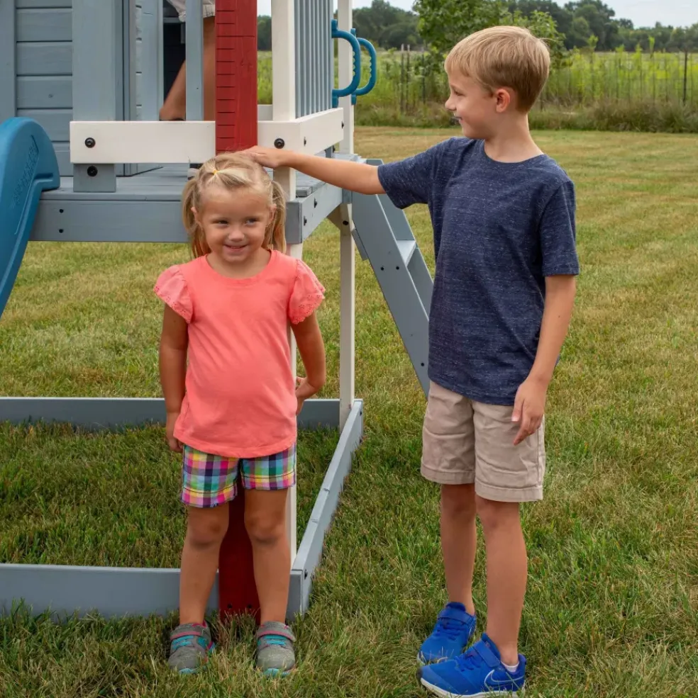 Maisonnette bleue sur pilotis avec toboggan Beacon Heights Backyard Discovery