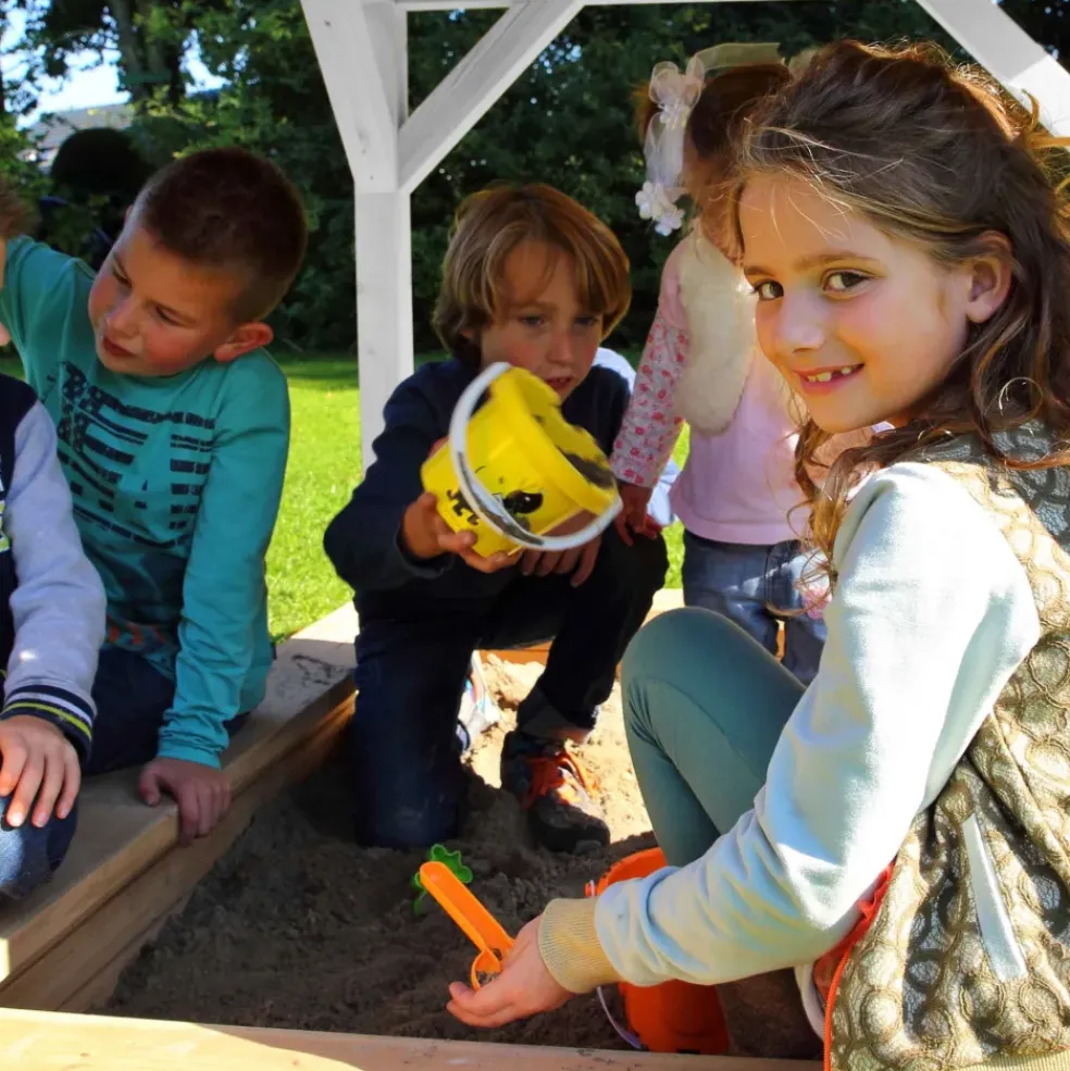 Sarah cabane bois sur pilotis avec toboggan Axi