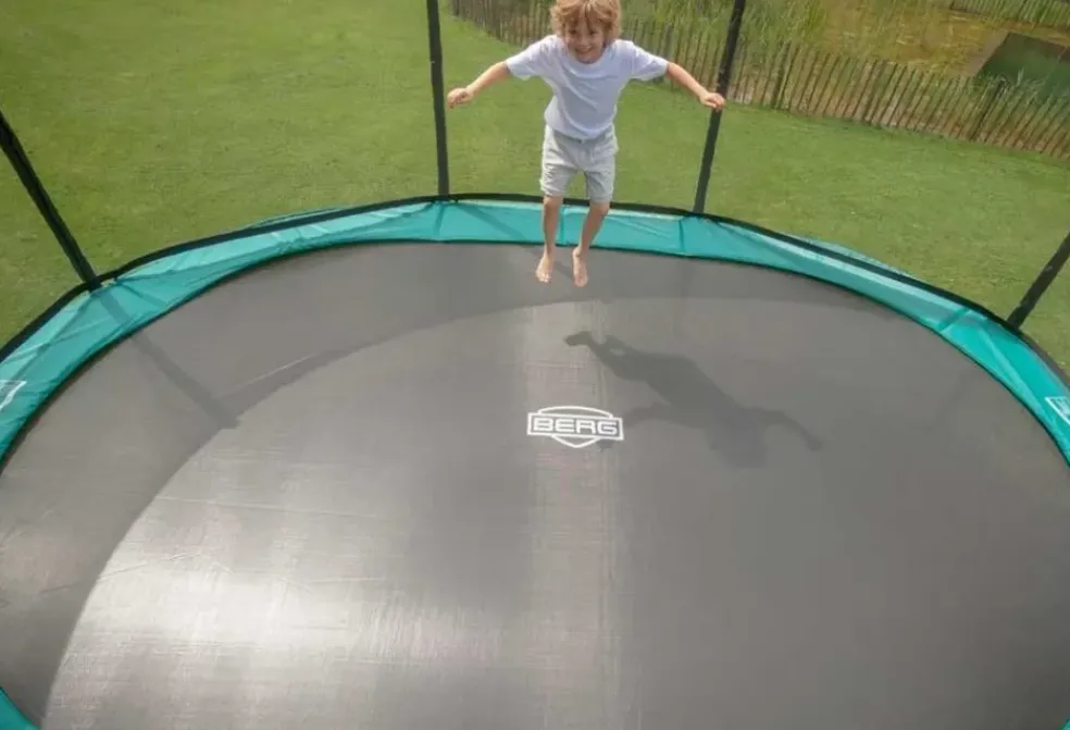 Trampoline ovale vert enterré 470 Champion + filet - BERG